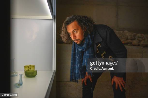mittlerer erwachsener männlicher tourist im museum - präsentation hinter glas stock-fotos und bilder