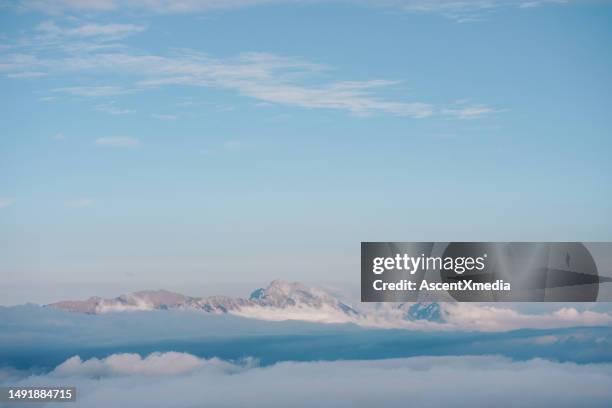 schneebedeckte berge im frühen morgenlicht - haute savoie stock-fotos und bilder