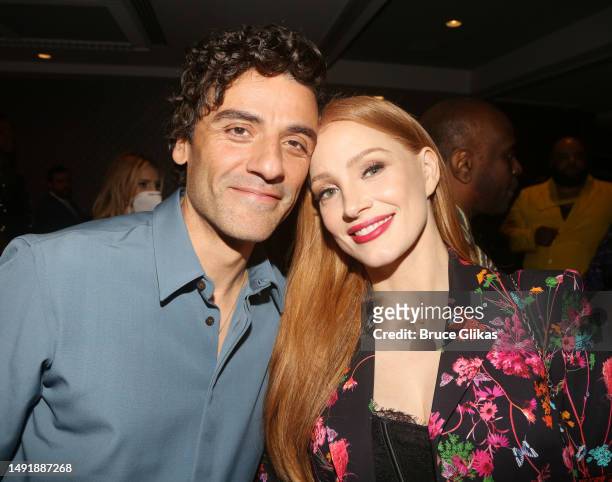 Oscar Isaac and Jessica Chastain pose at the 89th Annual Drama League Awards at The Ziegfeld Ballroom on May 19, 2023 in New York City.