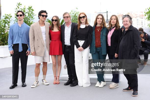 Cory Michael Smith, Charles Melton, Natalie Portman, director Todd Haynes, Julianne Moore and cast and crew attend the "May December" photocall at...