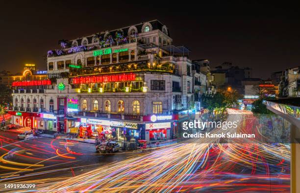 traffic jam in hanoi city centre at night, vietnam - modern vietnam imagens e fotografias de stock