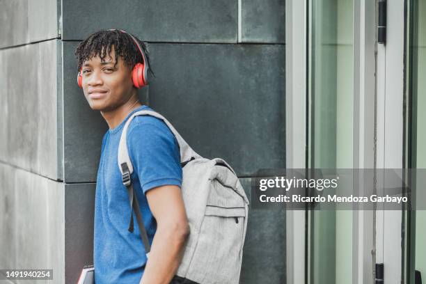 ecuadorian teenager at the door of the university - cartella scolastica foto e immagini stock
