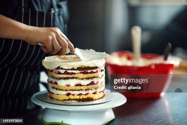 produttore di torte. - glassa foto e immagini stock