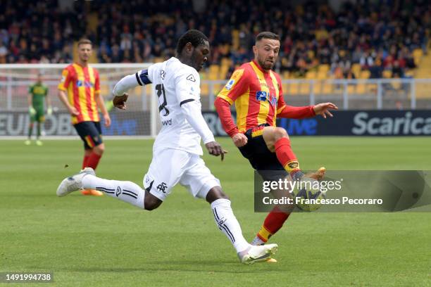 Federico Di Francesco of Lecce competes for the ball with Emmanuel Gyasi of Spezia during the Serie A match between US Lecce and Spezia Calcio at...