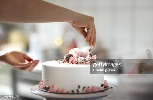 cake manufacturer. - making cake stockfoto's en -beelden