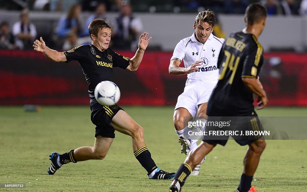 David Bentley (C) of Tottenham Hotspur s
