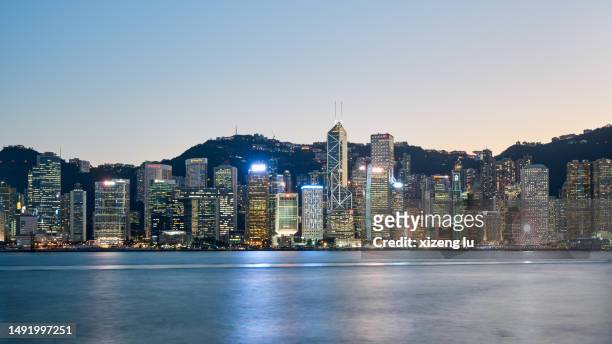 hong kong victoria harbour city skyline - isla de hong kong fotografías e imágenes de stock