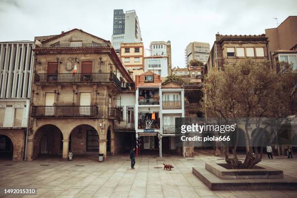 la vida cotidiana de la ciudad de vigo, galicia - vigo fotografías e imágenes de stock