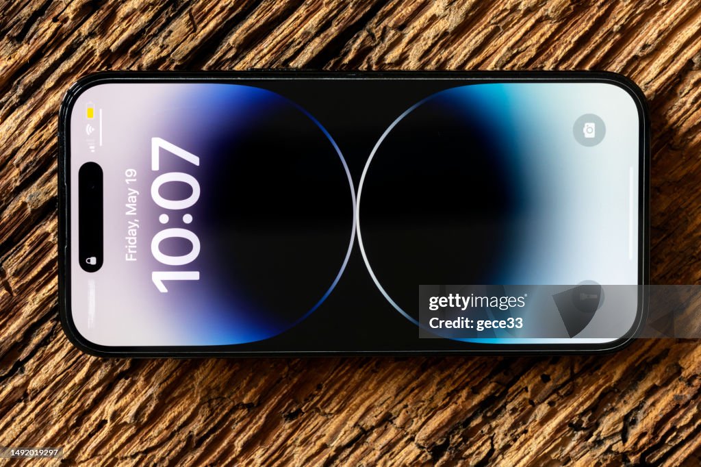 IPhone 14 Pro sur table en bois