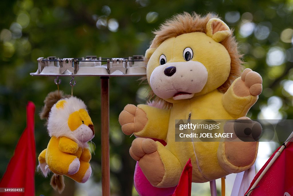 A Lion puppet, referring to the Peugeot 