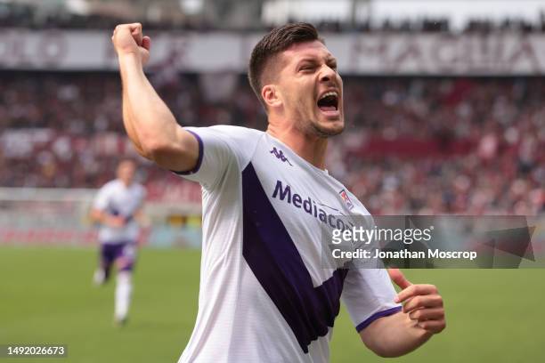 Luka Jovic of ACF Fiorentina celebrates with team mates after scoring to give the side a 1-0 lead during the Serie A match between Torino FC and ACF...