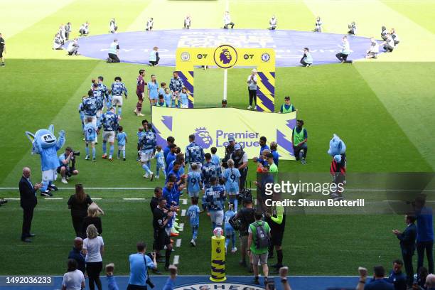 The Manchester City team walk out to a guard of honour from the Chelsea team prior to the Premier League match between Manchester City and Chelsea FC...