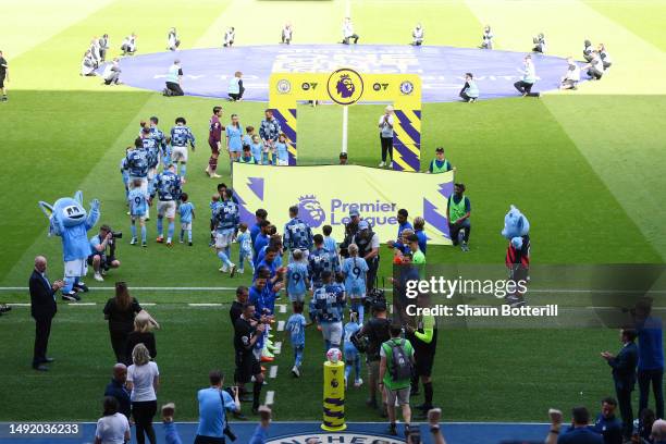 The Manchester City team walk out to a guard of honour from the Chelsea team prior to the Premier League match between Manchester City and Chelsea FC...