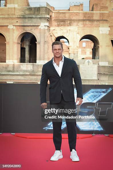 American actor and singer Alan Ritchson on the red carpet at the ...