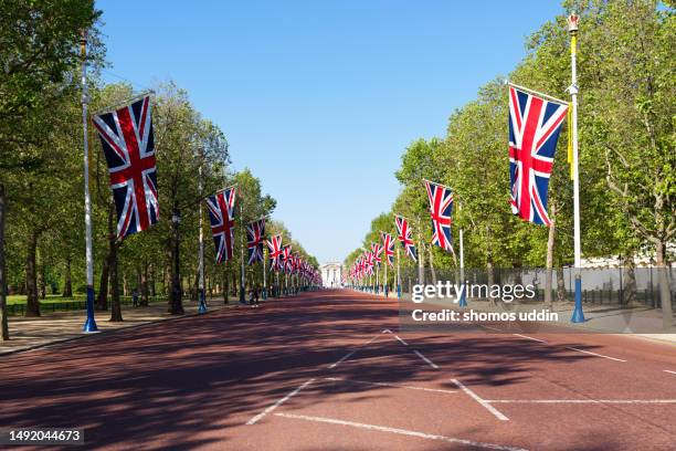 road to buckingham palace - the mall - palácio de buckingham imagens e fotografias de stock