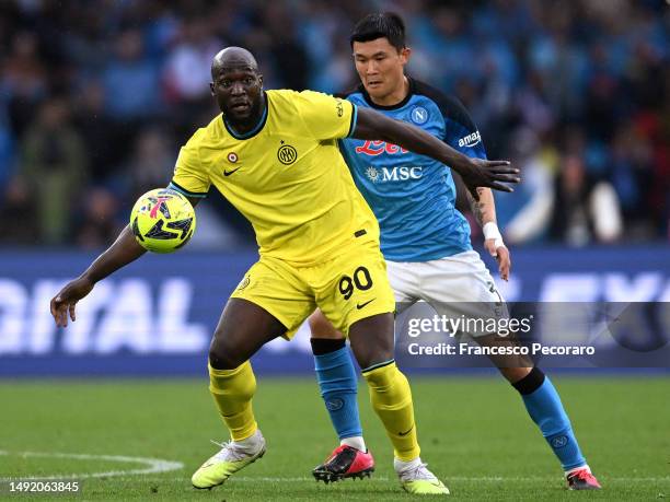 Romelu Lukaku of FC Internazionale holds off Kim Min-Jae of SSC Napoli during the Serie A match between SSC Napoli and FC Internazionale at Stadio...