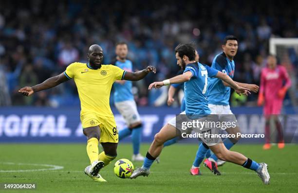 Romelu Lukaku of FC Internazionale and Khvicha Kvaratskhelia of SSC Napoli battle for possession during the Serie A match between SSC Napoli and FC...