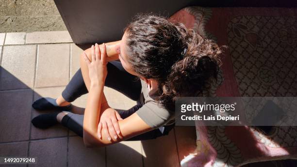 depressed and anxious woman - tapeworm stockfoto's en -beelden