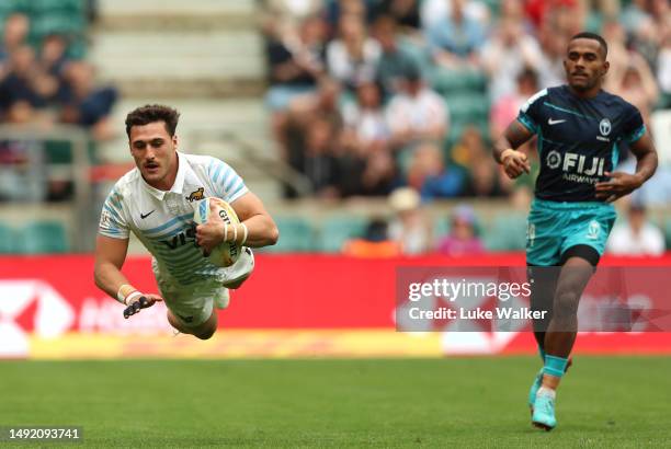 Rodrigo Isgro of Argentina scores a try during the Cup Final between Argentina and Fiji the during Day Two of The HSBC London Sevens at Twickenham...
