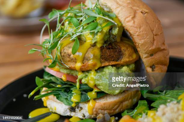 oversized veggie burger - vegana stockfoto's en -beelden