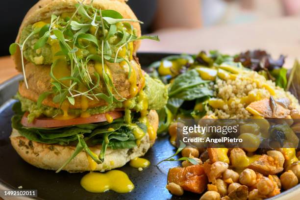 oversized veggie burger - vegana stockfoto's en -beelden