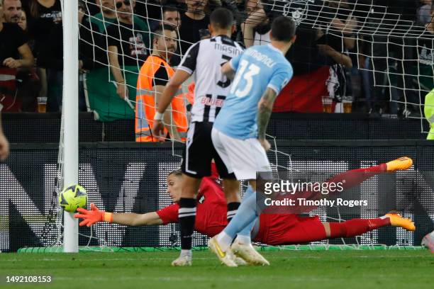 Alessio Romagnoli of Lazio hits the post with a header as goalkeeper Marco Silvestri of Udinese attempts a save during the Serie A match between...