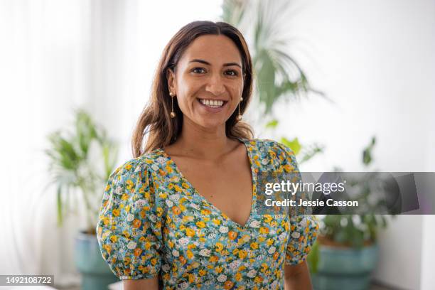 smiling long haired woman in floral dress - polynesische etniciteit stockfoto's en -beelden