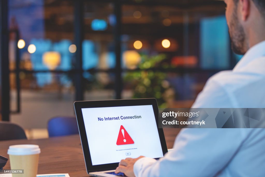 コンピューターの障害、インターネットの画面を見ての実業家。