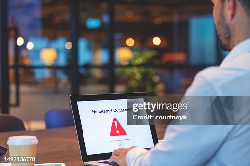 コンピューターの障害、インターネットの画面を見ての実業家。 コンピューターの障害、インターネットの画面を見ての実業家。