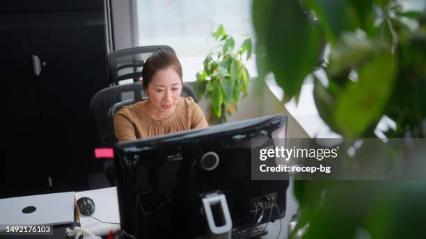 businesswoman joining business online video conference on computer in office - working on laptop in train top view stock pictures, royalty-free photos & images