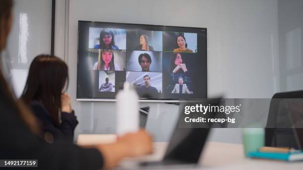 gruppe von geschäftsleuten, die an online-geschäftskonferenztreffen im büro teilnehmen - black and white tv stock-fotos und bilder