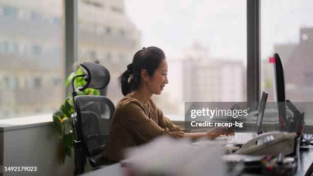 businesswoman joining business online video conference on computer in office - microsoft stock pictures, royalty-free photos & images