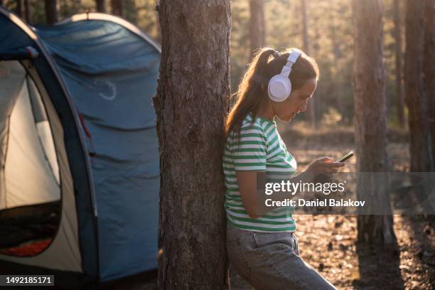 couple camping in nature at sunset. - solar panel phone stock pictures, royalty-free photos & images