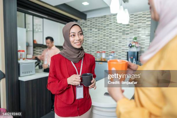 business meeting in office - ibnjaafar stock pictures, royalty-free photos & images