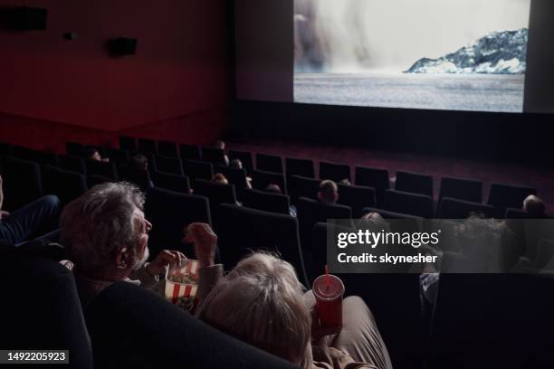 movie projection in cinema! - estréia de filme imagens e fotografias de stock