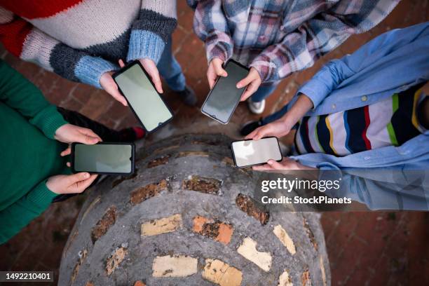 gruppo di adolescenti in piedi nel cerchio e usando i telefoni cellulari - boy pre adolescent phone hand foto e immagini stock