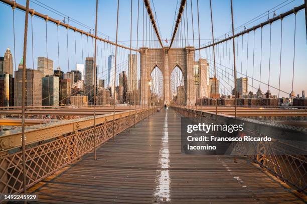 brooklyn bridge, new york city - puente de brooklyn fotografías e imágenes de stock