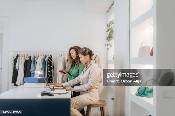 mujeres trabajando en una tienda - locales comerciales fotografías e imágenes de stock
