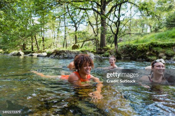 friends doing cold therapy - girl power expressão inglesa imagens e fotografias de stock