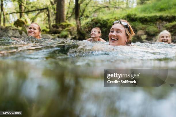nature escape - girl power expressão inglesa imagens e fotografias de stock