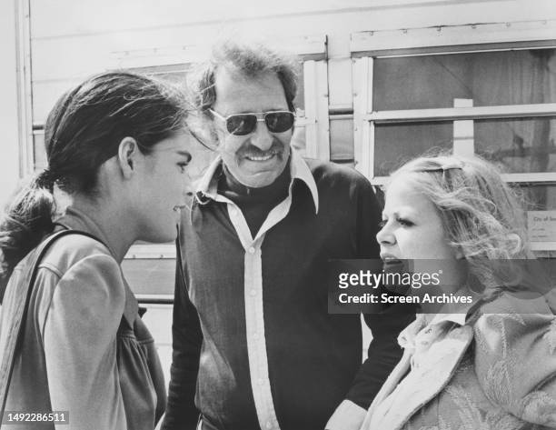 Director Sam Peckinpah chats to stars Sally Struthers and Ali MacGraw during break from filming the 1972 thriller 'The Getaway'.
