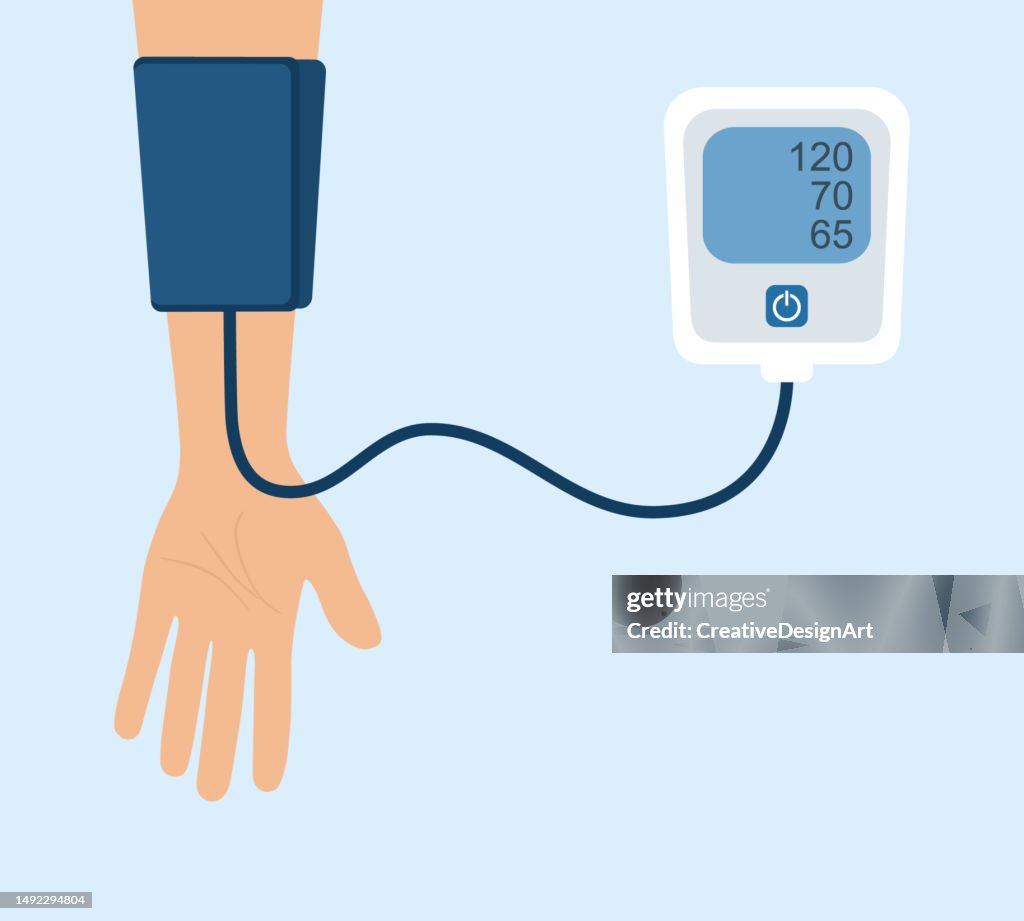Concept d’hypertension artérielle. Patient vérifiant la pression artérielle avec un tonomètre d’appareil numérique