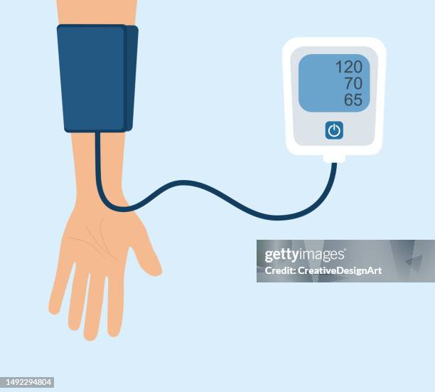illustrations, cliparts, dessins animés et icônes de concept d’hypertension artérielle. patient vérifiant la pression artérielle avec un tonomètre d’appareil numérique - pression physique