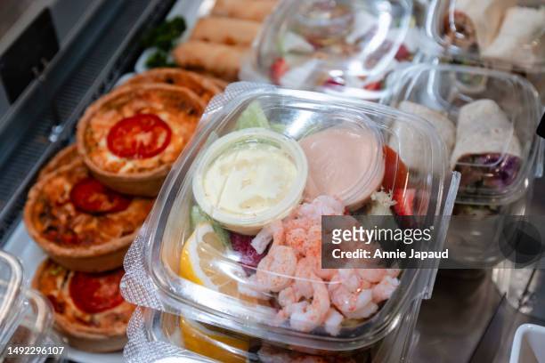 take away food in display fridge, close-up, food background - ready meal stock-fotos und bilder