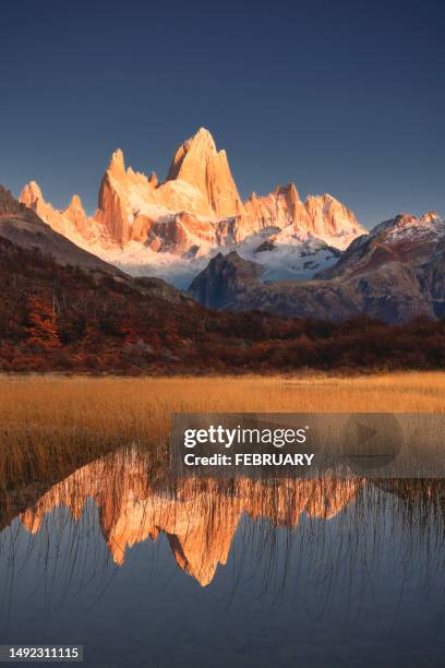 autumn fitz roy, argentina. - los andes fotografías e imágenes de stock