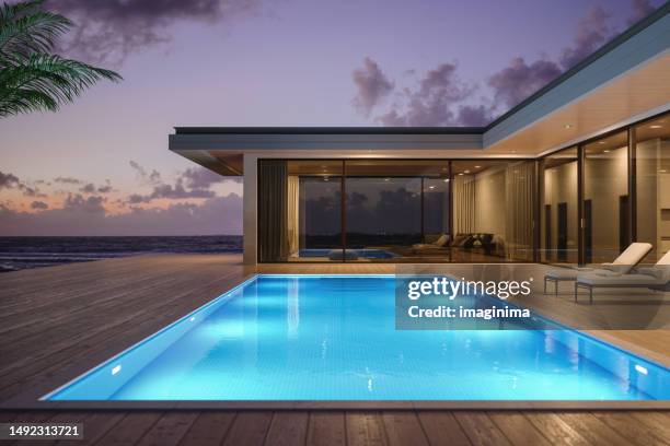 moderna villa di lusso con piscina privata di notte - casa al mare foto e immagini stock