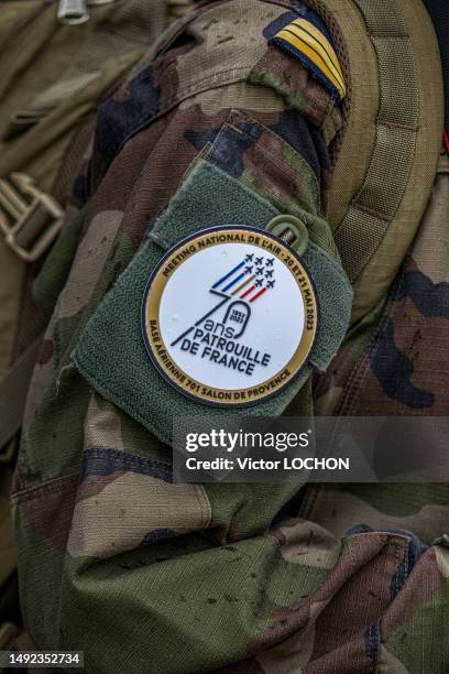 Badge du 70e anniversaire de la Patrouille de France sur l'uniforme d'un soldat français le 21 mai 2023 à Salon-de-Provence.