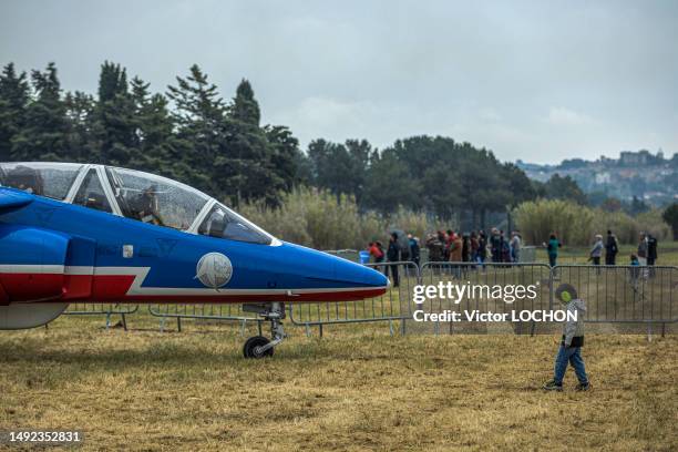 Enfant devant un Alphajet de la PAF lors du meeting des 70 ans de la Patrouille de France le 21 mai 2023 à Salon-de-Provence.