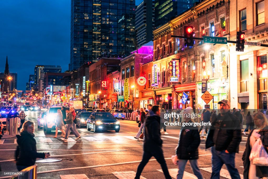 Turistas na Lower Broadway em Nashville