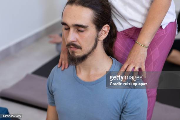 meditation and yoga group class - good posture 個照片及圖片檔